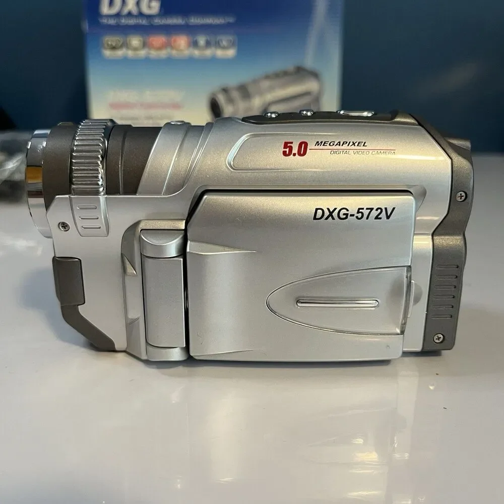DXG 572V Digital Camcorder/5.0 Megapixel  4x Digital Zoom Open Box
